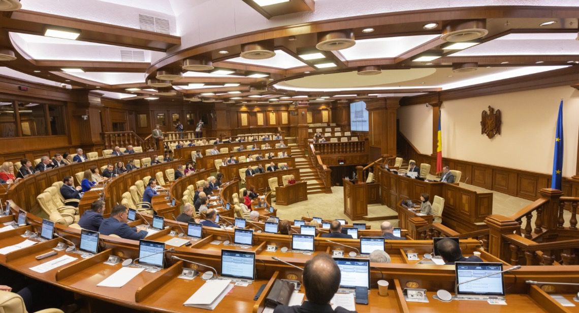 „Limba română”, în locul celei „moldovenești” în legislație. Cum au informat despre decizie site-uri cu politică editorială prorusă și posturi TV cu licența suspendată