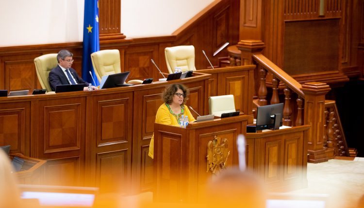 Liliana Nicolaescu-Onofrei, coautoare a proiectului. Foto: Parlamentul Republicii Moldova
