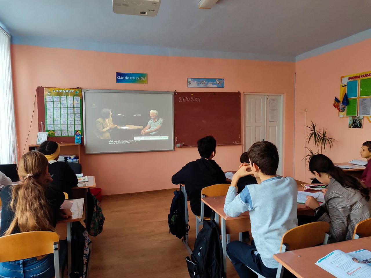 De la cretă, la chatbot. De ce școala moldovenească nu poate ignora inteligența artificială